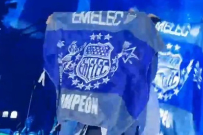 Christian Castro desata controversia al ondear la bandera azul de Emelec en concierto.