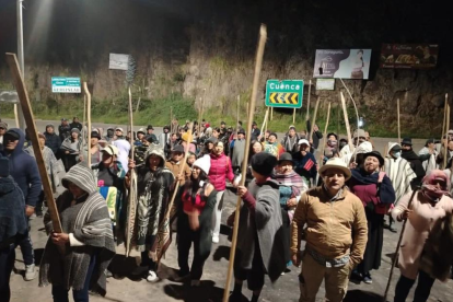 Las comunidades indígenas continúan con los bloqueos mientras que el Gobierno da marcha atrás al diálogo.