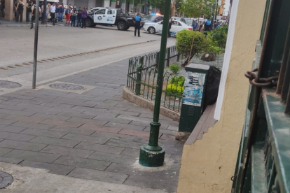 Una mochila en una de las puertas del Mercado Central causa temor.