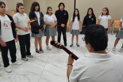 Estudiantes del Colegio Alemán de Guayaquil impulsan el proyecto Corazones Unidos, una iniciativa que utiliza la música y el arte para fomentar la paz y la solidaridad.