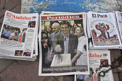 Vista de la portada de un periódico matutino al día siguiente de la segunda vuelta de las elecciones presidenciales, en Tarija, Bolivia, el 20 de octubre de 2025.