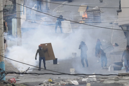 La Policía usó bombas lacrimógenas para dispersar a los manifestantes en San Miguel del Común.