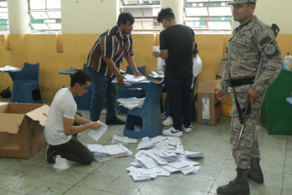 El 16 de noviembre las personas deberán ir a las urnas por la consulta y el referéndum.
