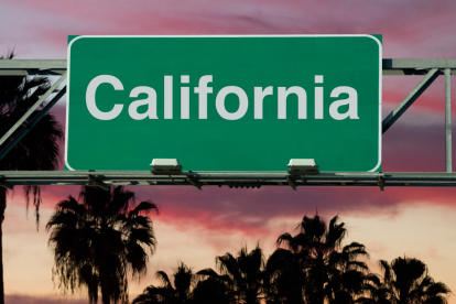 El 2 de noviembre de 2025, los californianos atrasarán sus relojes una hora a las 2:00 a.m., dando fin al horario de verano. Este ajuste es motivo de debate legislativo en el estado.