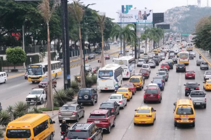 La vía es una de las arterias más transitadas de Guayaquil.