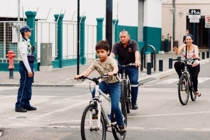 Días y zonas de uso: Las bicicletas se pueden utilizar los domingos durante la Ruta Centro, que convierte en peatonales tramos como la calle Panamá y el Malecón Simón Bolívar, permitiendo recorridos seguros y cortos por las principales zonas turísticas y patrimoniales del casco urbano.
