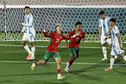Yassir Zabiri (c) de Marruecos celebra uno de sus goles a Argentina en la final del Mundial sub-20.
