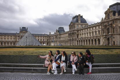 Visitantes en el exterior del Museo del Louvre, cerrado un día después de un robo en París, Francia, este lunes 20 de octubre de 2025.