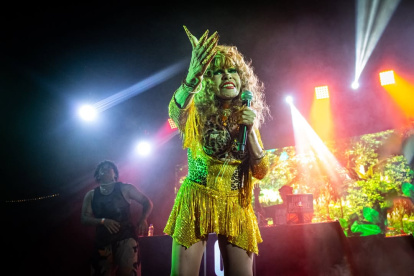 Disfruta de su video musical con ritmos latinos y un estilo único que la hizo famosa.