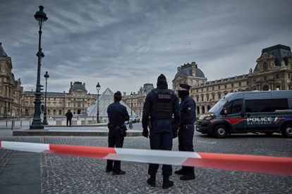 El Louvre, el museo más visitado del mundo, sufrió el robo de ocho piezas de incalculable valor de la colección de la Corona Francesa en un asalto de siete minutos.