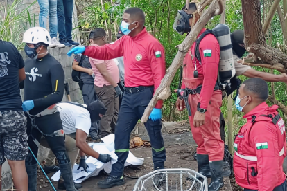 a Policía Nacional y unidades especiales inspeccionaron la antigua escuela del barrio Vista al Mar, en Esmeraldas, donde se descubrió una cisterna usada presuntamente por Los Tiguerones.