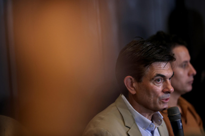 El candidato ganador de la segunda vuelta de las elecciones presidenciales, Rodrigo Paz, habla en su primera rueda de prensa este lunes, en La Paz (Bolivia).