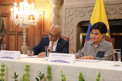 Sommerfeld y Ramdin firman un acuerdo en materia de seguridad multidimensional.