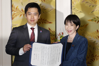 La presidenta del gobernante Partido Liberal Democrático (PLD) de Japón, Sanae Takaichi (derecha), y el líder del Partido de Innovación de Japón, Hirofumi Yoshimura, en Tokio, Japón.