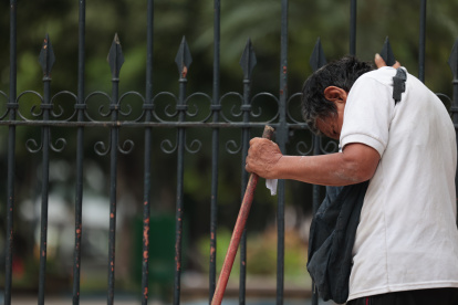 Es común ver a adultos mayores deambulando por las vías y otros lugares públicos. Algunos duermen en portales, con el riesgo de robos o de adquirir enfermedades.