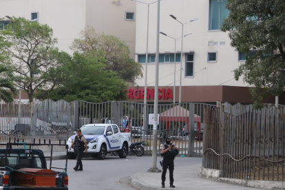 Policía y militares mantienen cercada la zona mientras personal del hospital permanece dentro.