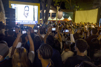 Los feligreses celebran la canonización del médico Dr. José Gregorio Hernández y la monja Carmen Rendiles en Caracas, Venezuela, el 19 de octubre de 2025.