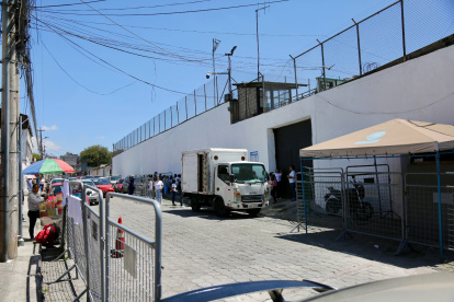 La calle De Las Toronjas está vallada. Cuando hay amotinamientos en la cárcel de El Inca, los negocios cierran su puertas.