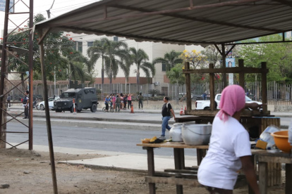 Militares y policías cercaron los exteriores del Hospital Monte Sinaí tras la balacera que dejó un herido y daños en la infraestructura del edificio.