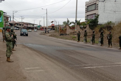 Los militares custodian varias vías del país para evitar los cierres de carreteras debido al paro nacional de la Conaie, el cual cumple 30 días este 21 de octubre de 2025.