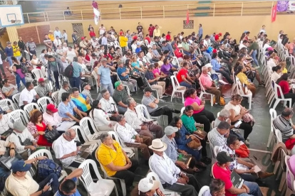 Cientos de afiliados y jubilados se reunieron el sábado 18 de octubre en el Congreso Nacional del IESS, en Guayaquil, para debatir sobre una seguridad social