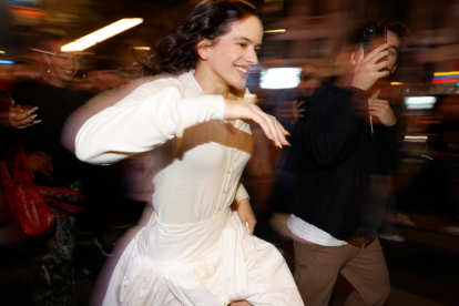 La artista Rosalía a su llegada a Callao en una aparición sorpresa para presentar su cuarto álbum, este lunes en Madrid.