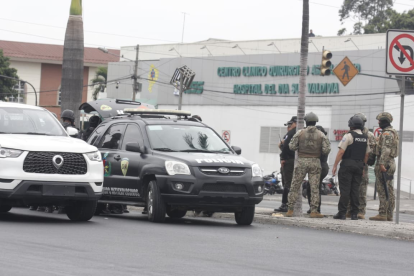 La policía Nacional acordonó la zona donde se encuentre el vehículo abandono.
