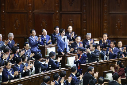 Sanae Takaichi (C) saluda a sus colegas legisladores después de ser elegida como nueva Primera Ministra durante la asamblea general de una sesión parlamentaria extraordinaria en Tokio, Japón, el 21 de octubre de 2025.