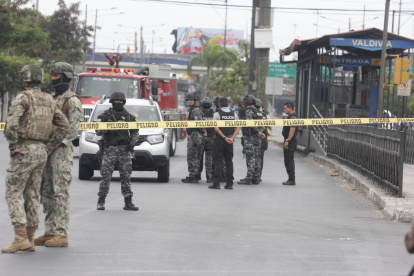 Personal policial y militar cerraron la zona, en el sur de Guayaquil, para poder inspeccionar el automotor.