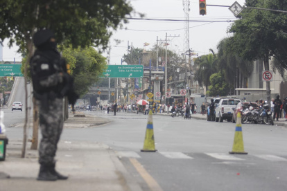 Durante unas tres horas estuvo cerrada la avenida 25 de Julio, al tránsito vehicular, mientras se revisaba un vehículo sospechoso abandonado.