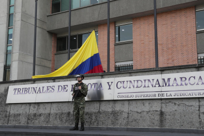 Integrantes del Ejército colombiano vigilan frente al edificio de los Tribunales de Bogotá y Cundinamarca este martes, en Bogotá (Colombia).