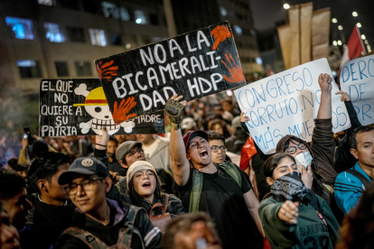 Miles de personas, principalmente jóvenes de la generación Z y gremios de trabajadores, participan en una protesta, en Lima (Perú).