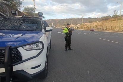 Agentes de la policía vigilan distintos tramos de la avenida Panamericana Norte, a la altura de la comuna San Miguel del Común, para evitar que los manifestantes cierren el tránsito por el paro de la Conaie.
