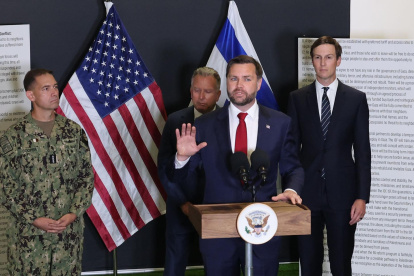 El vicepresidente de EE. UU. JD Vance habla durante una rueda de prensa en una ubicación no revelada en el sur de Israel, 21 de octubre de 2025.