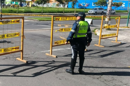 La AMT cerró el paso en un carril, a la salida del túnel Guayasamín, por un derrumbe de tierra.