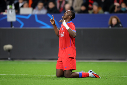 El ecuatoriano Willian Pacho anota y emociona al PSG en Champions