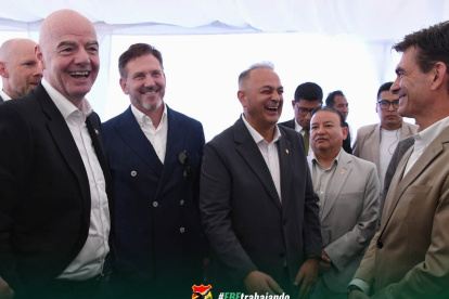 Gianni Infantino (i) junto a Alejandro Domínguez, Fernando Costa y Rodrigo Paz.