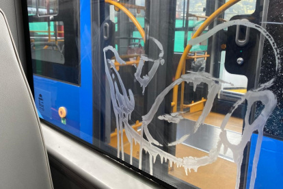 La persona que atacó el trolebús lanzó ácido en una de las ventanas de la unidad de transporte municipal.