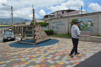 El muro de botellas que simboliza creatividad y unión