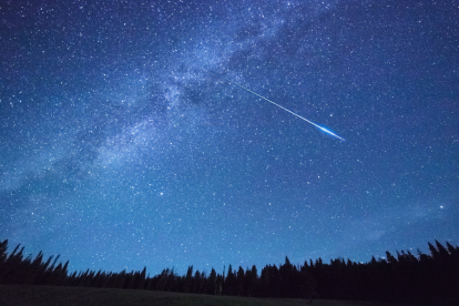 Destellos de la lluvia de estrellas Oriónidas iluminan el cielo nocturno de octubre.
