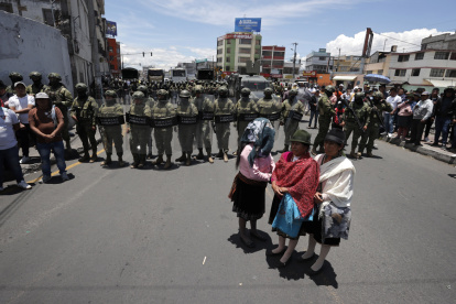 Mujeres indígenas participan en una protesta este lunes, en la ciudad de Latacunga (Ecuador).