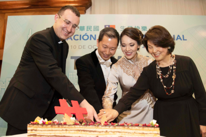 Padre Luca Zanotto, Augusto Liao, Ericka Chant y Lynn Kao.