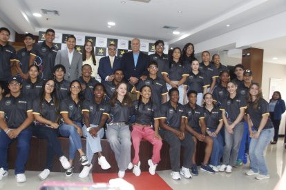 Deportistas, dirigentes del COE y representantes de Carls Jr tras la firma de la alianza.