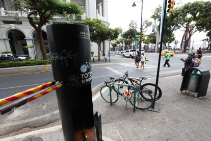 En la esquina de avenida Malecón y República de Guayaquil, frente al Municipio, está uno de los tótems mecánicos que no se pueden utilizar.