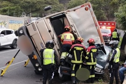 Un camión se viró y cayó sobre una camioneta, tras un accidente en la av. Simón Bolívar, en Quito.