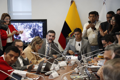 Aquiles Álvarez, alcalde de Guayaquil, acudió a la Comisión de Garantías Constitucionales para hablar del Porsche de isla Trinitaria.
