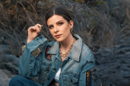 Belén Neumeister es una artista multifacética que pinta sobre ventanas, murales, cuadros.