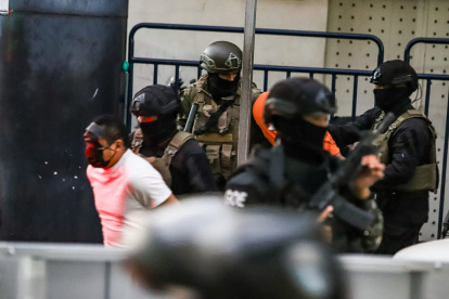 Rolando Federico Gómez Quinde, alias Fede, llegó al edificio Montecristi, en Guayaquil, custodiado por militares y policías