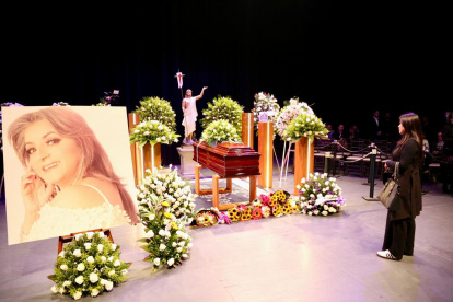 Admiradores y familiares acompañan la velación de Paulina Tamayo en Quito, tras su fallecimiento.