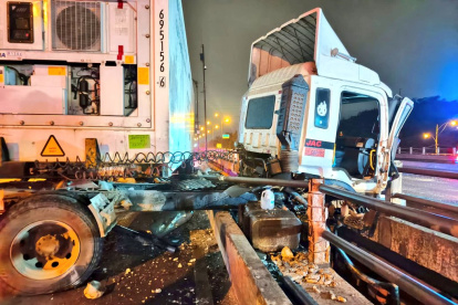 Un tráiler se accidentó en un viaducto del norte de Guayaquil, la madrugada de este miércoles 22 de octubre.